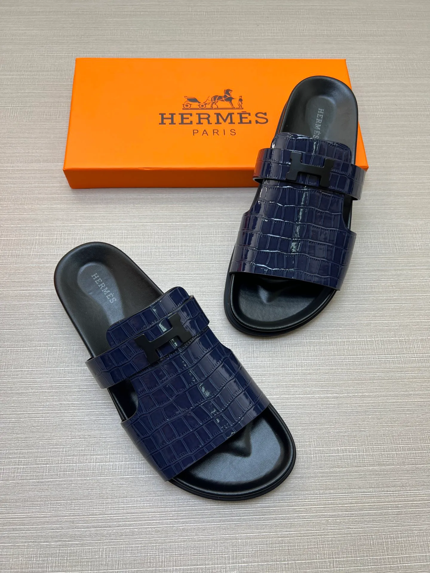 [H Family Hermès] P: 360💰 Size: 38-45 Hermes Men’s Kazimir Slippers - 2025 Summer New Hermès Same as the original version, with colored cowhide surface + rubber combined sole, handmade by master-level craftsmen! ❥High-end customization, exclusive products, the highest version in the industry.